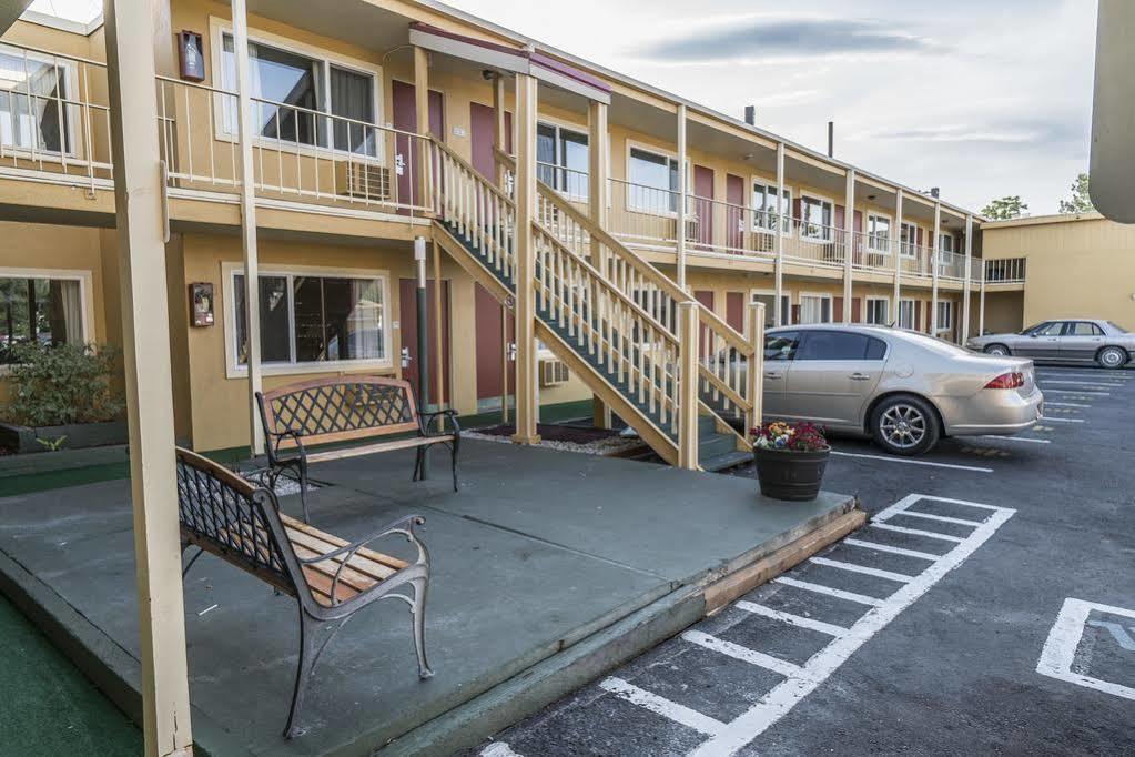 Holiday Lodge Yakima 3*
